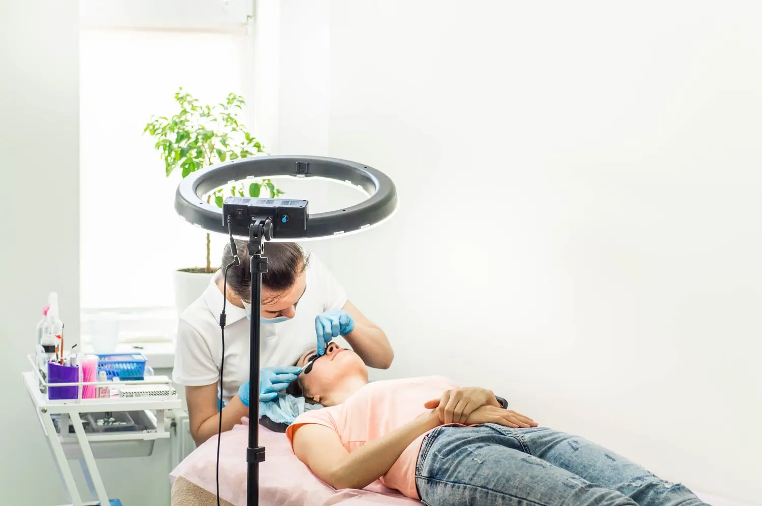 Lampy do badania skóry: jak rozpoznać problemy dermatologiczne